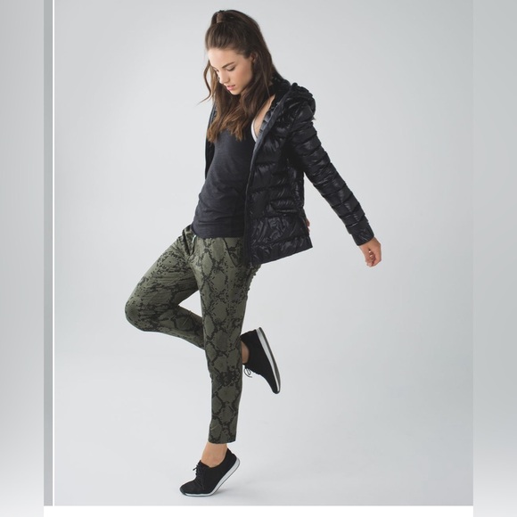Lululemon Jet Crop (Slim) *Luxtreme Ziggy Snake Fatigue Green Gator Green Sz 6 - Picture 3 of 13